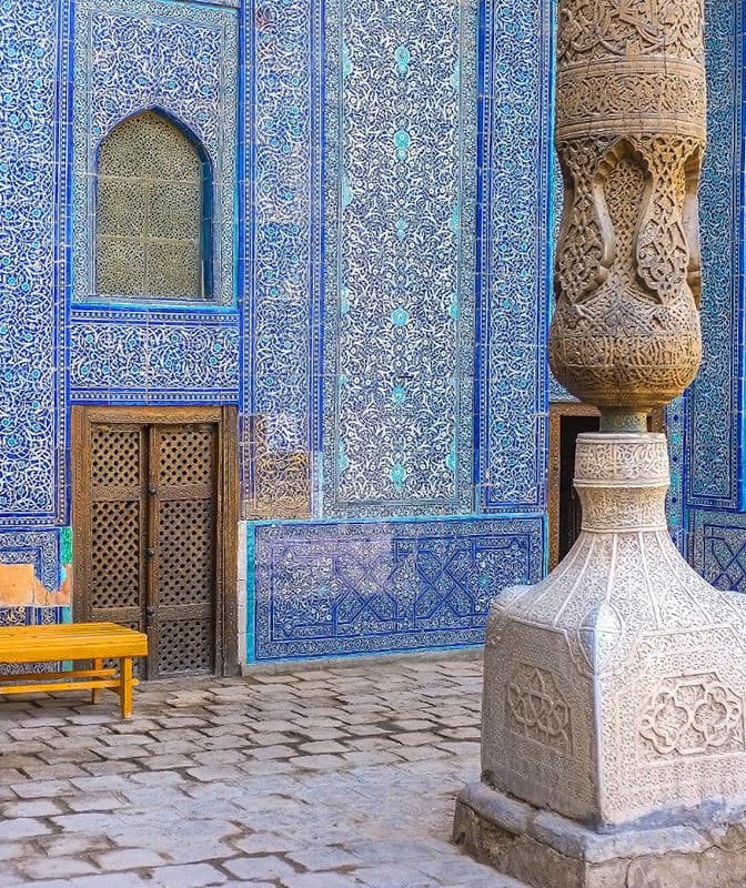 Tash-Hauli Palace: a wall of blue tilework, a carved wooden door and a carved column