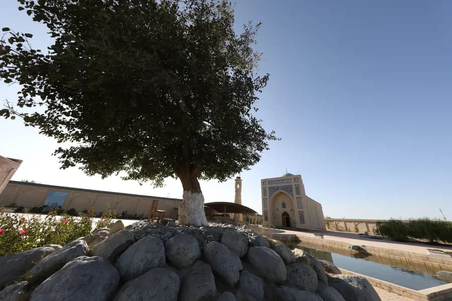 Abu Ubayda courtyard quiet