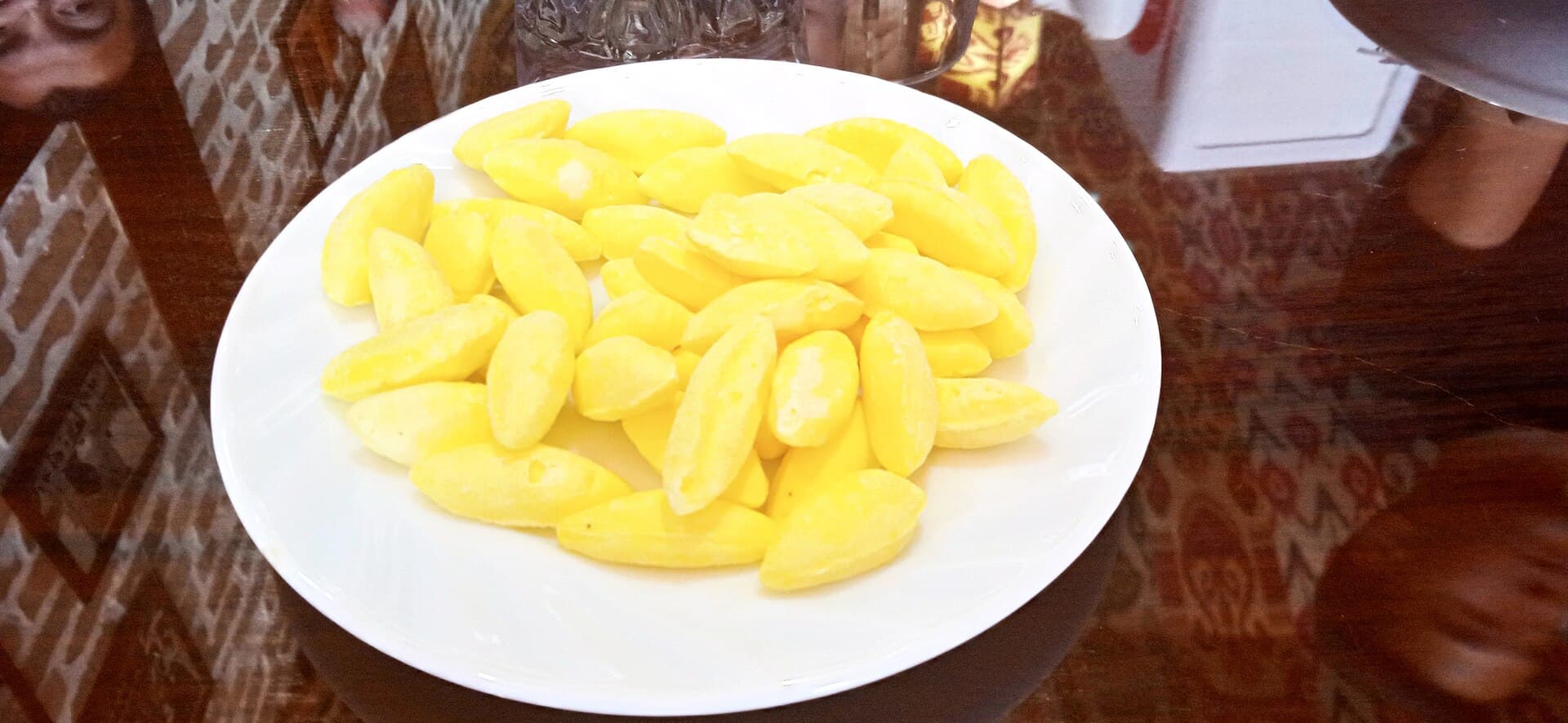 Parvarda — white caramels dusted with flour